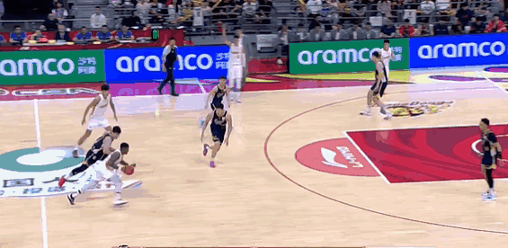 最好的股票配资导航网 皮特森连续一打三&先命中后造成犯规，福建领先广东到10分